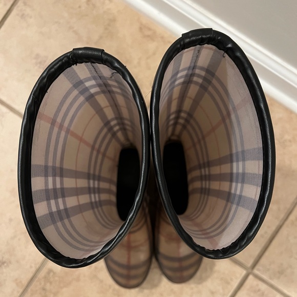 Authentic Burberry Rain Boots Size 37 - Picture 3 of 4